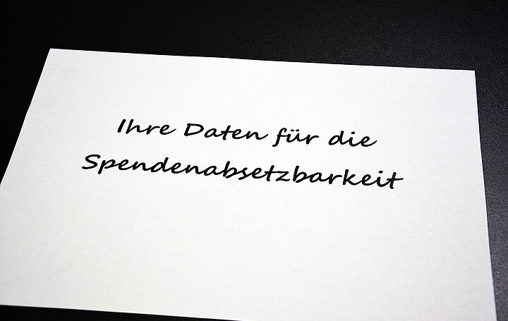Ihre Daten für die Spendenabsetzbarkeit Auf einem Blatt Papier steht: Ihre Daten für die Spendenabsetzbarkeit